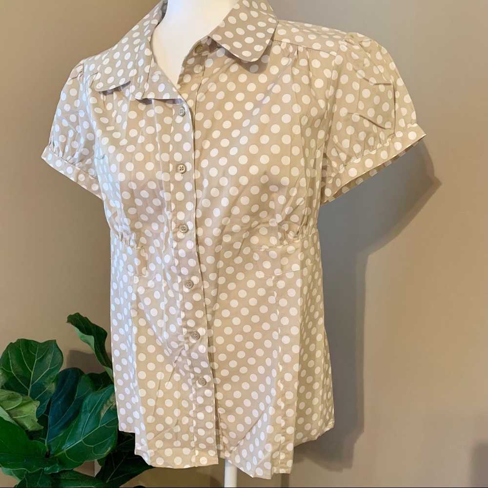 Alfani size 10 button front polka dot blouse tan and white